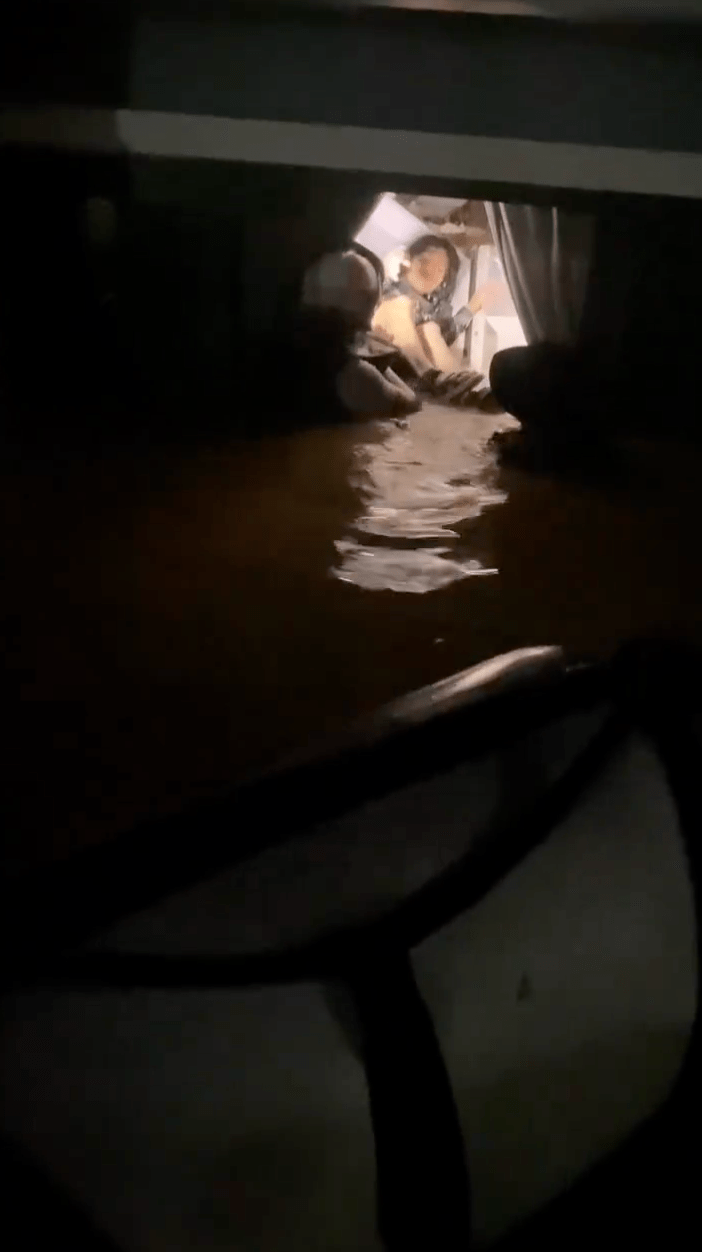 救援隊隨後成功救出冰箱內的女子，將她從胸口深的洪水中帶離。X@Mr_Whathapened