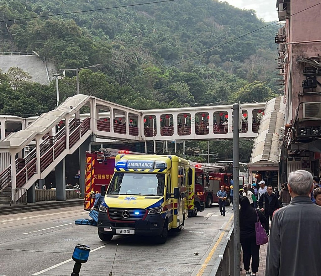 大批救护车到场施援。fb：香港突发事故报料区