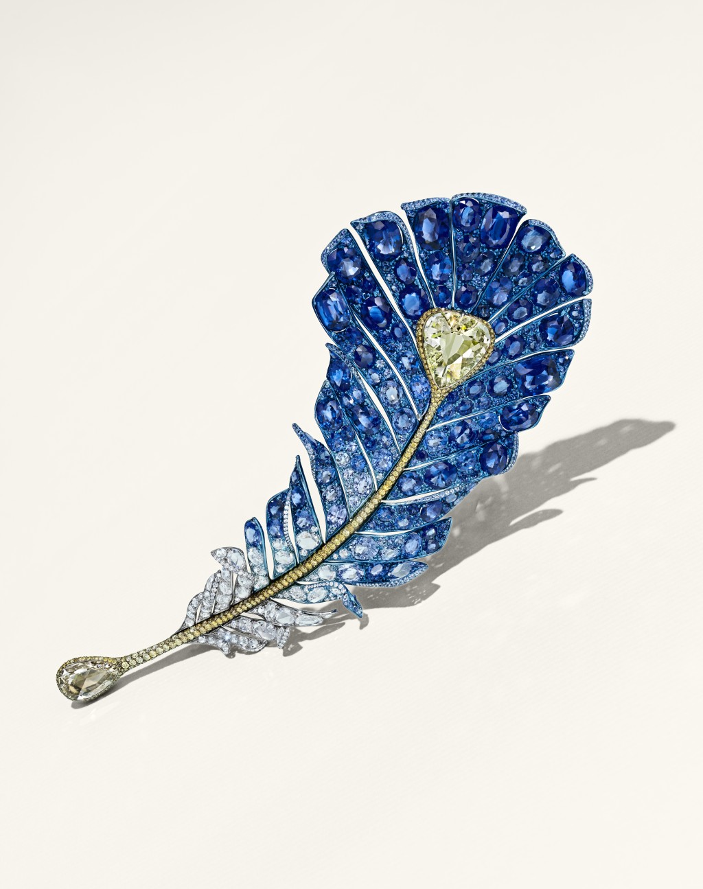 Cindy Chao藍寶石、有色鑽石及鑽石「 Feather Collection」胸針, 估價1,800,000– 2,800,000港元。 Cindy Chao藍寶石、有色鑽石及鑽石「 Feather Collection」胸針, 估價1,800,000– 2,800,000港元。