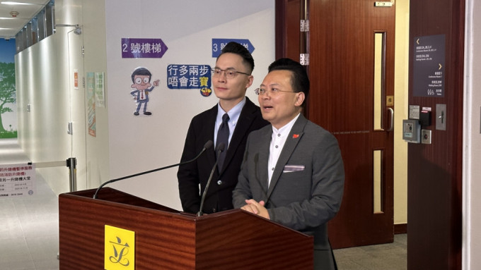 陳勇(右)建議當局調整安排,讓學生可參與非遺活動。資料圖片 陳勇(右)建議當局調整安排,讓學生可參與非遺活動。資料圖片
