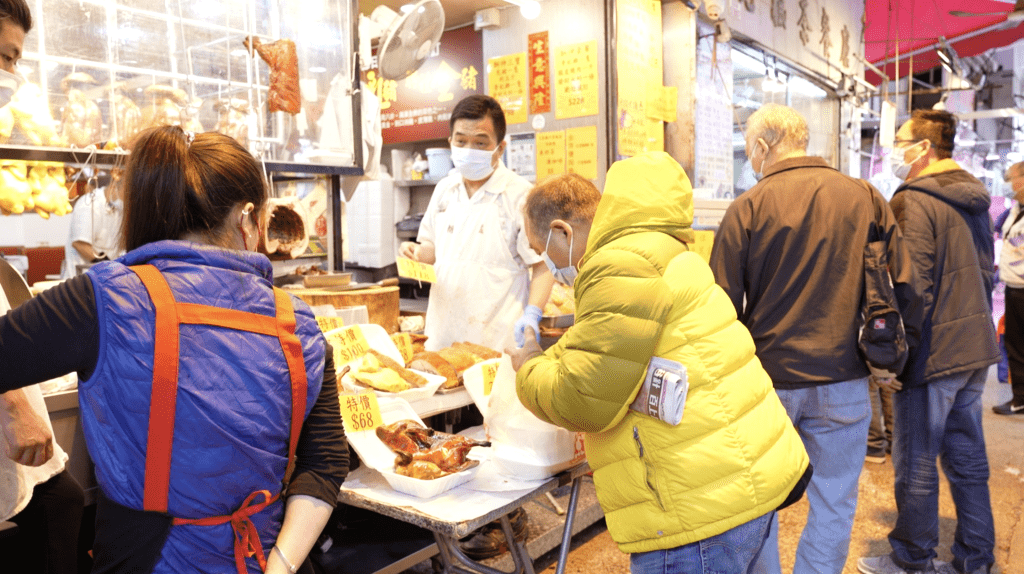 便宜的雙併飯吸引不少街坊排隊光顧。