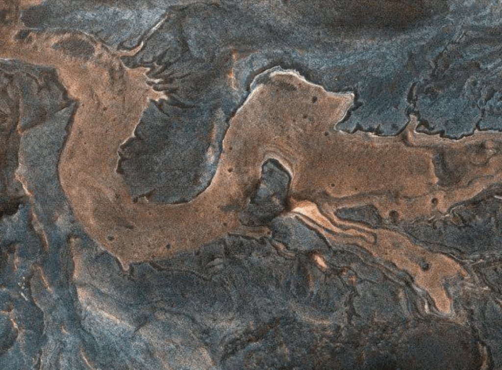 2007年，HiRise也曾在火星的米拉斯峽谷（Melas Chasma）西南方258公里的上空拍到一張照片，看似一條東方的龍。龍的形狀其實就是該峽谷的谷底和圍岩。