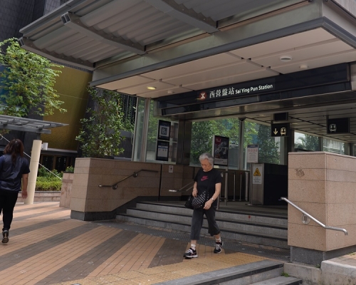 港島綫西營盤站下午一時半起關閉。資料圖片