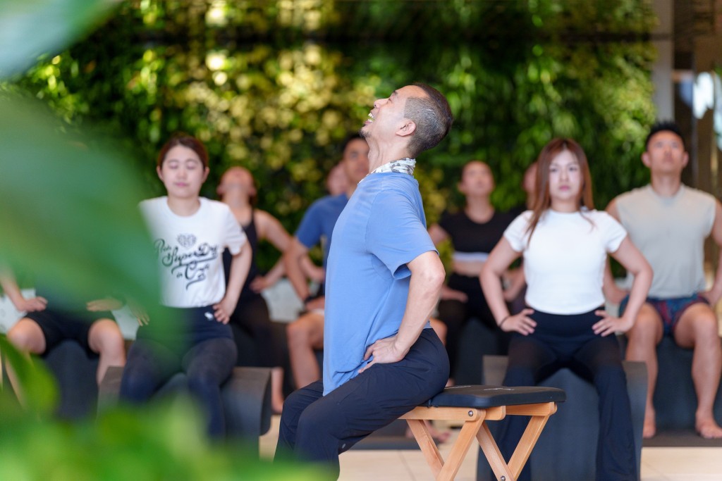 專業認證導師在Sky Garden的綠化空間中,引導眾人配合呼吸節奏,伸展身體每吋肌肉。恒地提供 專業認證導師在Sky Garden的綠化空間中,引導眾人配合呼吸節奏,伸展身體每吋肌肉。恒地提供
