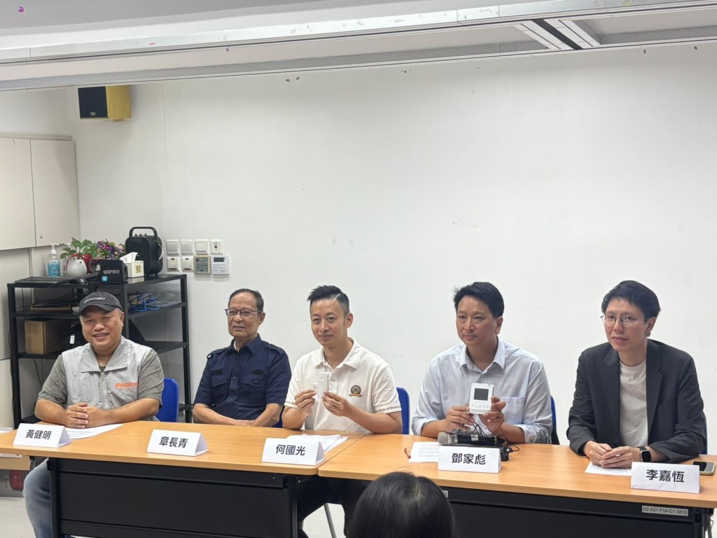 左起：黃健明、章伯、何國光、鄧家彪及李嘉恒