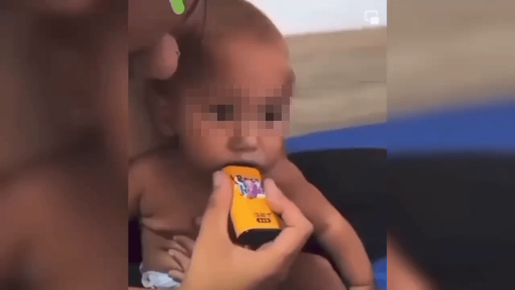 一名11個月大男嬰嘴巴被放了一支電子煙。