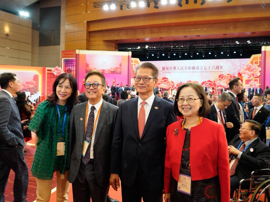 財政司司長陳茂波(右二)。陳茂波fb圖片