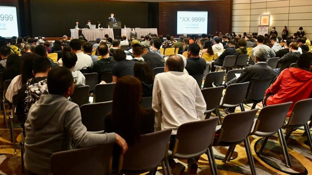 運輸署一連兩日舉辦車牌拍賣會,今日(19日)最高成交價是36萬元的「XX 9999」。盧江球攝