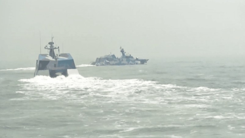 接令後海軍驅護艦、導彈快艇等快速向預定區域機動集結。