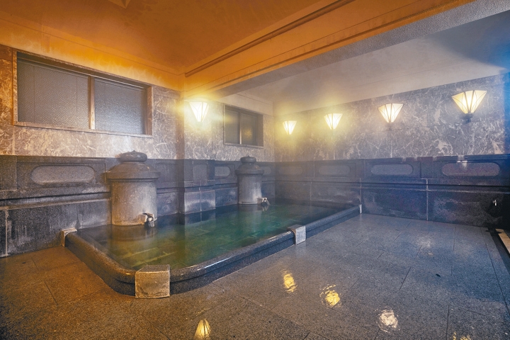 此刻開放供人入浴的靈之湯,瀰漫典雅氛圍。