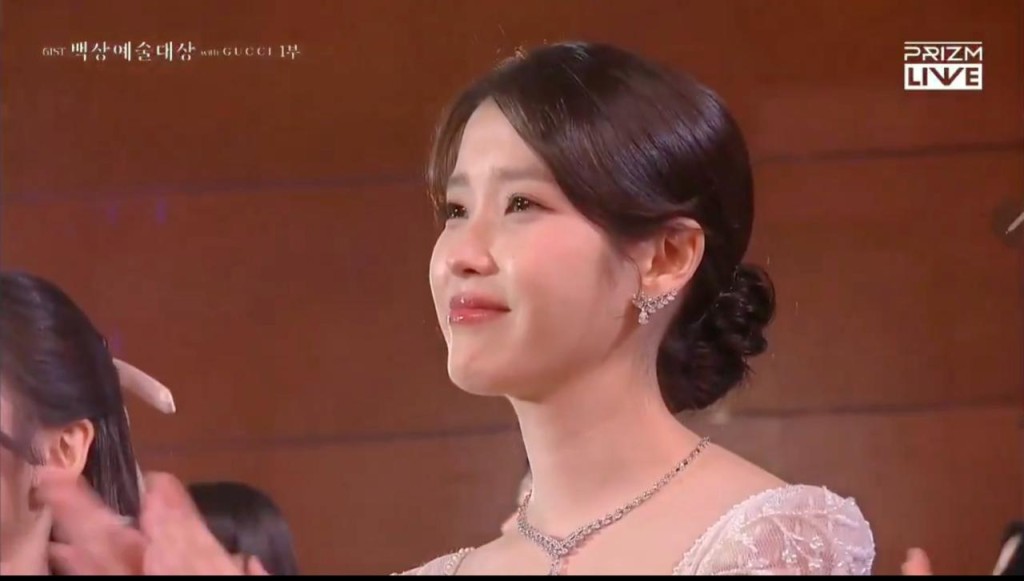 5月初，廉惠蘭憑《苦盡柑來遇見你》奪百想藝術大賞「劇集女配角」，IU激動落淚。