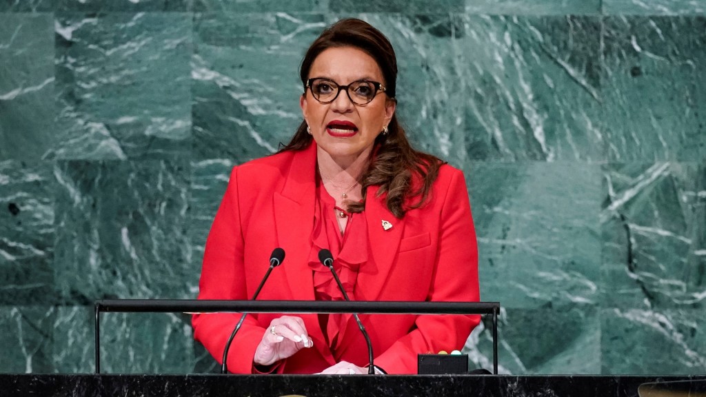 卡斯特罗宣布颁布紧急状态令。REUTERS