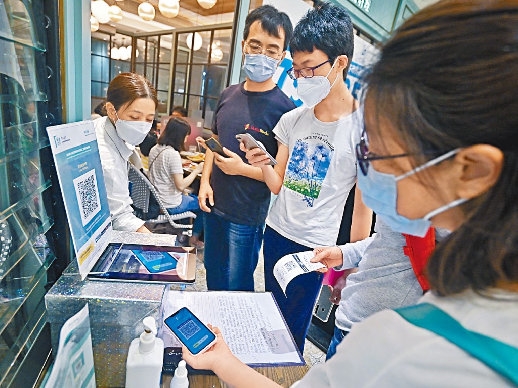 「疫苗通行證」第二階段昨日起實施，食肆堂食的市民須已接種兩劑疫苗。