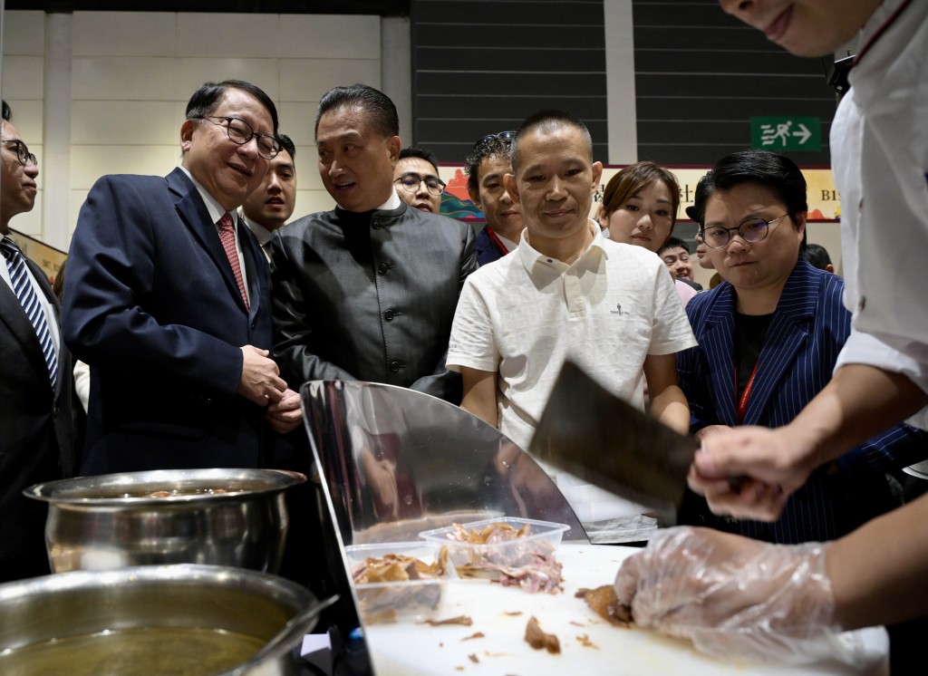 陳國基在陳振彬的陪同下分別到魚蛋、凍肉、茶檔、獅頭鵝攤位試味及購物。蘇正謙攝