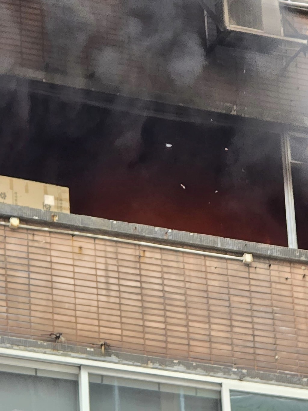 单位火光熊熊，有铝窗堕地。香港交通及突发事故报料区FB