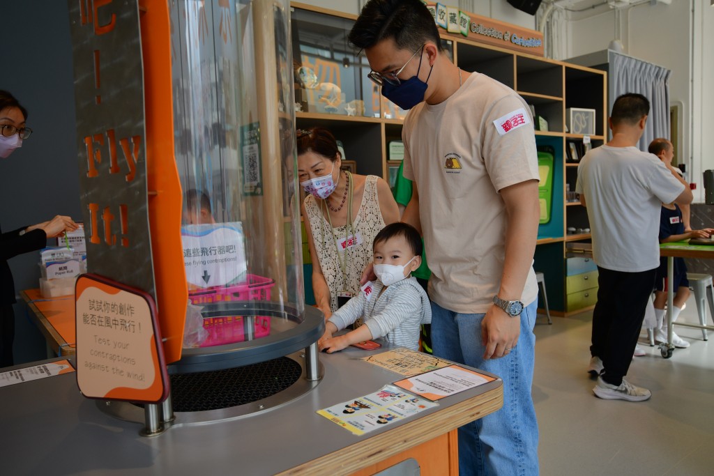 小朋友在互动探索区运用不同感官摸索及学习新玩意。