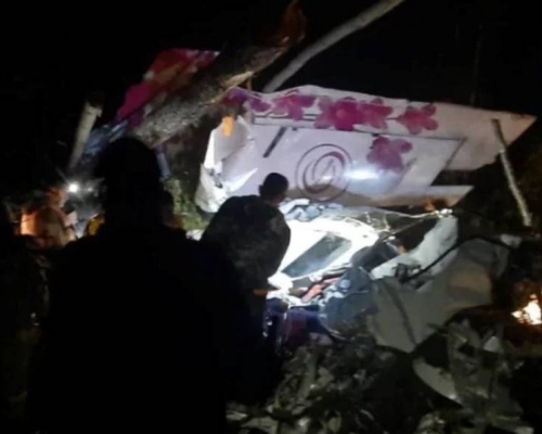 救援人員入夜後繼續搜索。路透社圖片