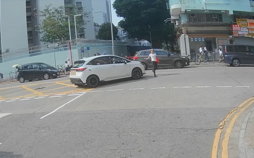 女途人未有顧及其右邊有私家車駛至。fb車cam L（香港群組）影片截圖