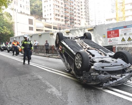 一辆私家车于湾仔坚尼地道失事反转。