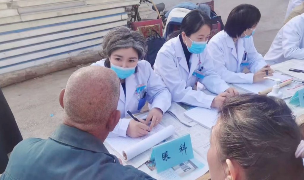 眼科醫生崔莉同時也是搖滾歌手及楝篤笑演員。抖音