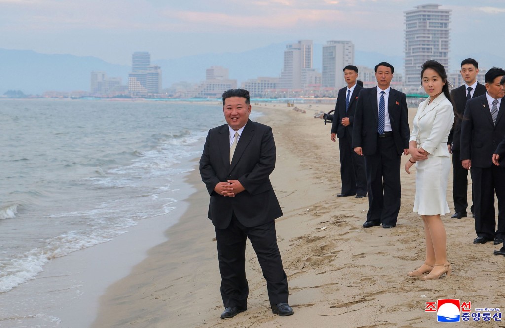金正恩攜金主愛出席海濱渡假村竣工儀式。法新社 金正恩攜金主愛出席海濱渡假村竣工儀式。法新社