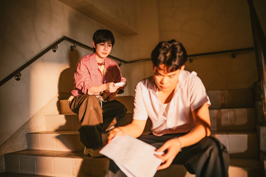 小魏在MV裡也當起「奇奇與蒂蒂」在高中生難過之時送上面紙。 小魏在MV裡也當起「奇奇與蒂蒂」在高中生難過之時送上面紙。