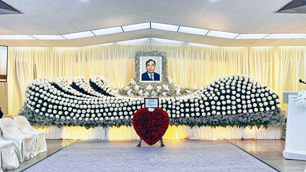 ■「開心大少」林建名的追思會靈堂，出現波浪形白色花海。