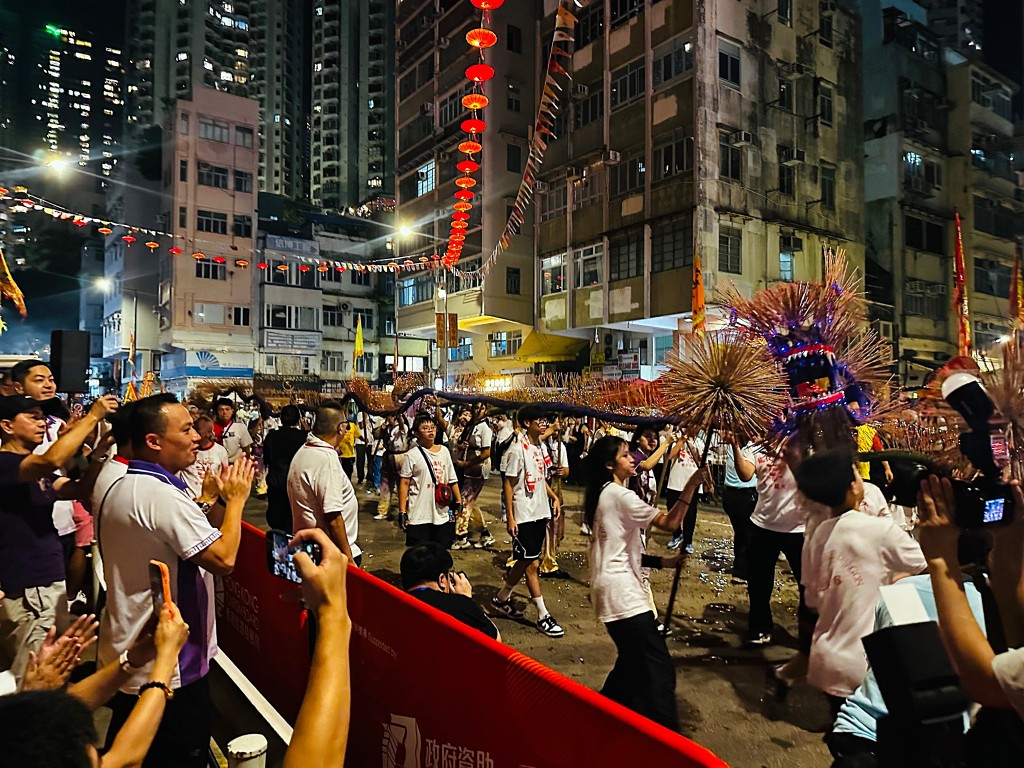 「國安小火龍」在銅鑼灣大坑浣沙街首度登場,由少年警訊成員氣宇軒昂地在大街小巷舞動。 「國安小火龍」在銅鑼灣大坑浣沙街首度登場,由少年警訊成員氣宇軒昂地在大街小巷舞動。