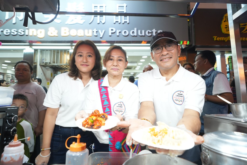 林小姐與來自尼泊爾的父母一家人在夜市開設尼泊爾及印度美食攤檔。