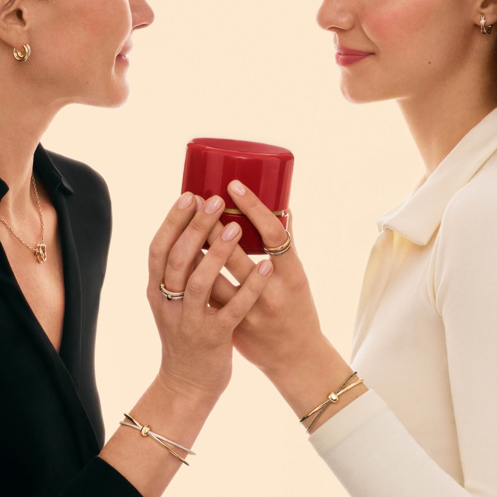Pomellato Together系列以璀璨钻石点缀玫瑰金的交叠式设计，代表母亲与子女之间无条件的爱。（手镯$86,900、指环$22,100至$24,900）