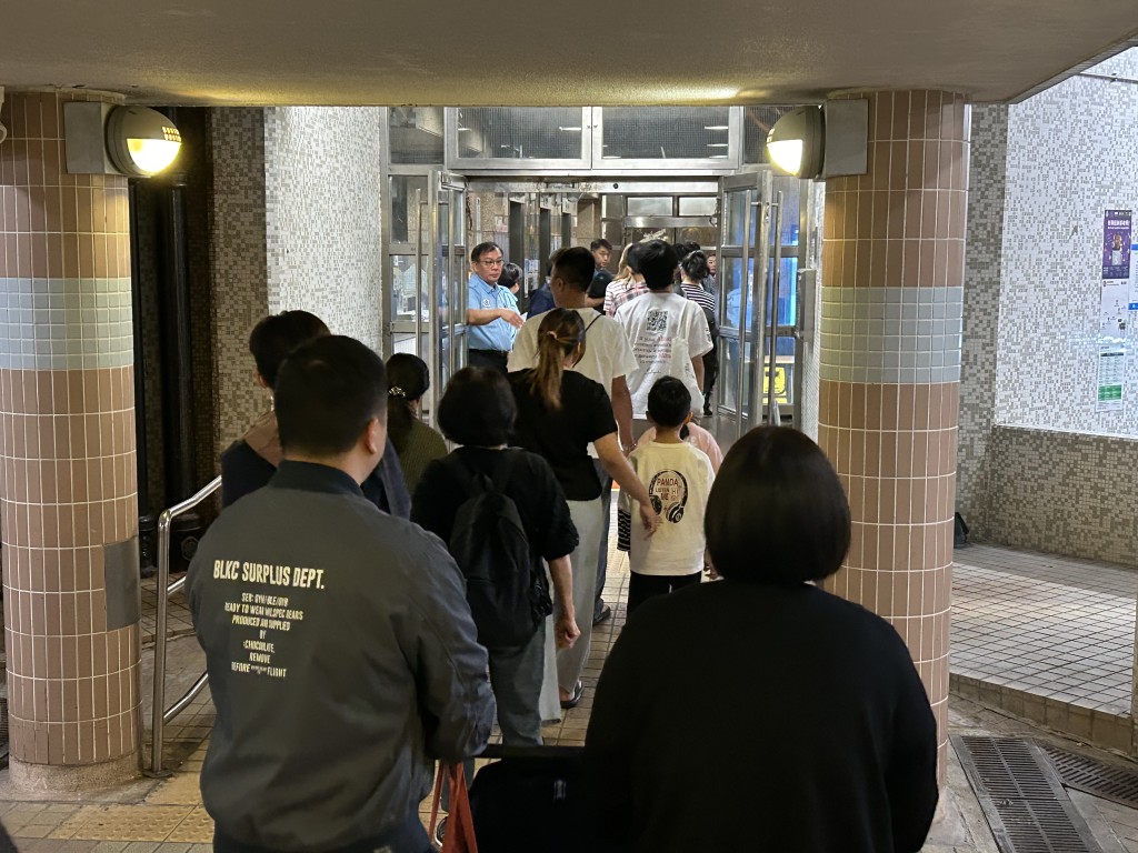 居民進入大廈需要登記身份。