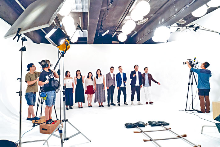 《新一章》由JL Music的八位歌手合唱，MV可於www.facebook.com/JLMusic.hk/videos觀看。