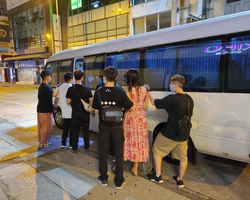 警方拘捕4人,包括一名身穿長裙的泰國籍人妖。警方提供