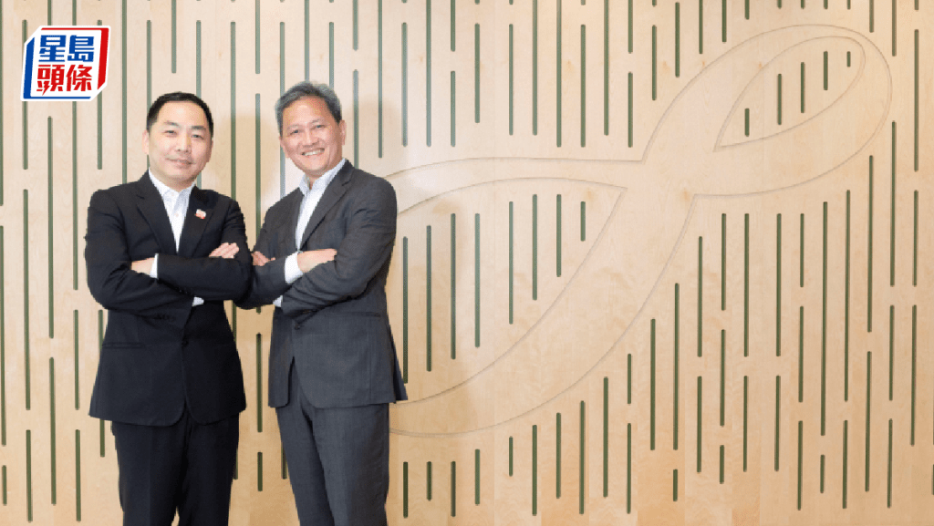平安壹賬通銀行行政總裁兼執行董事費軼明(左)及八達通署理行政總裁甘志深(右)