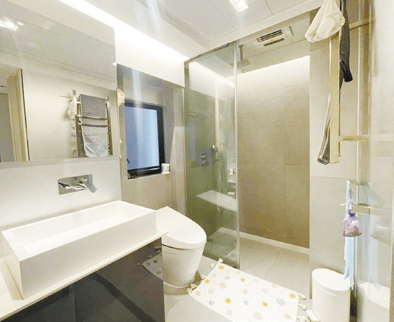 浴室抽氣扇迅速驅走濕氣，設計有現代感。