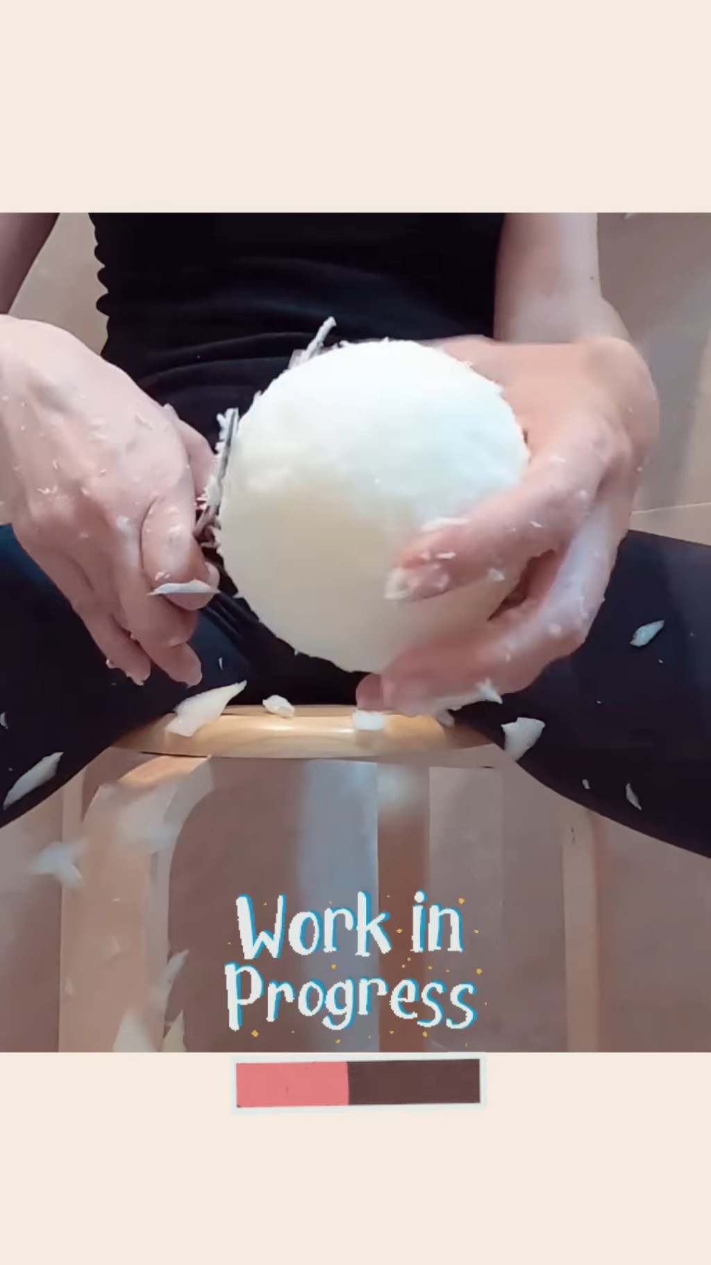 另一段短片見到簡幕華她將正方體的海綿剪成球狀。