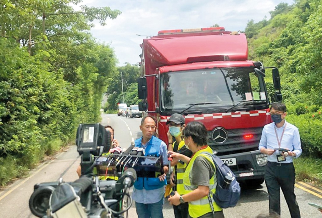 鍾敬威（右四）於東涌雙層巴士與校巴相撞的嚴重意外中，迅速為傳媒劃定採訪區。