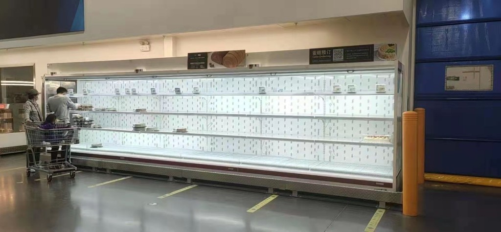 朝陽區不少超市貨架被搶購一空。網圖