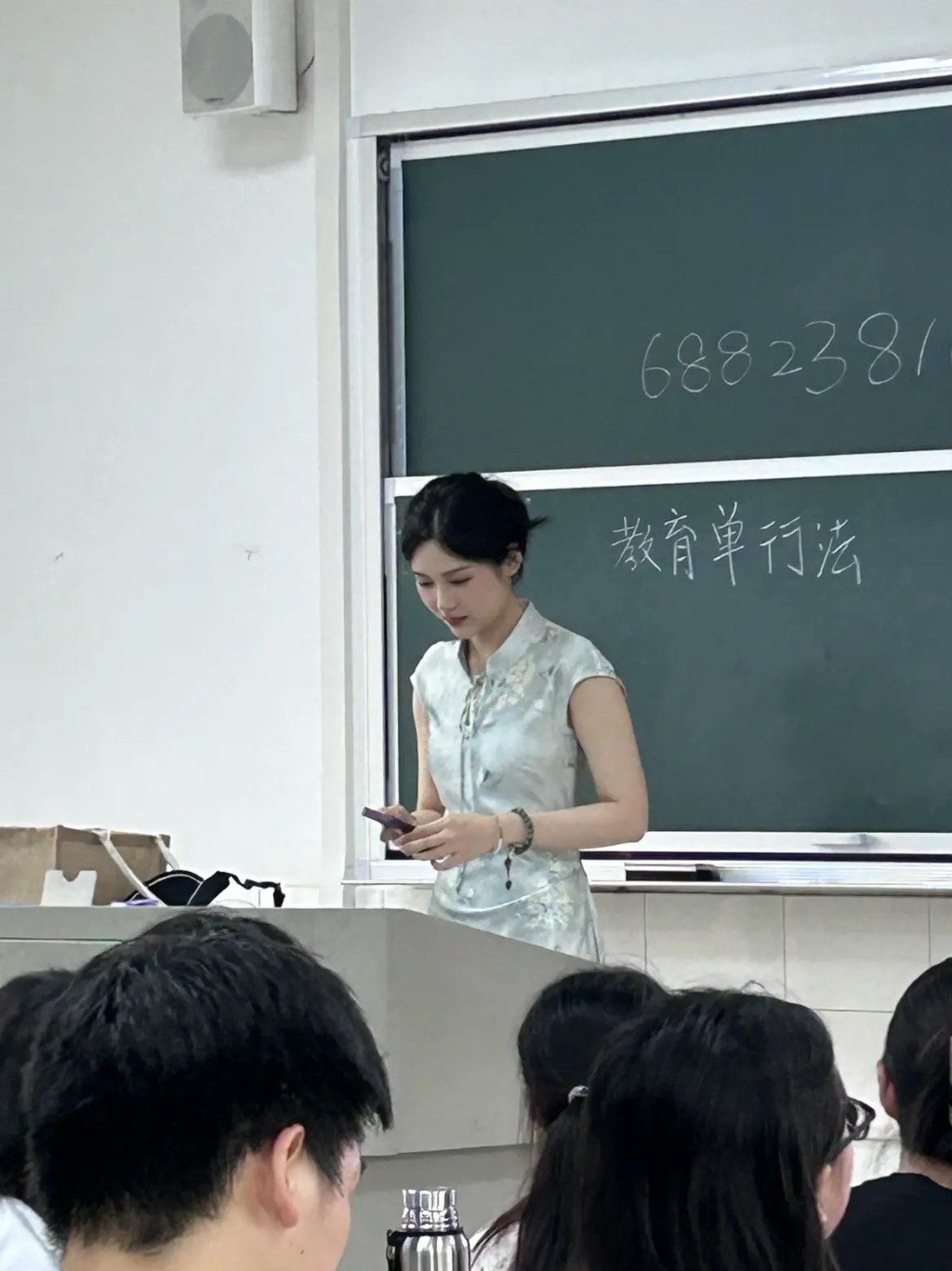 湖南第一师大副教授黄蓝紫因超高颜值，在网上人气急升。抖音