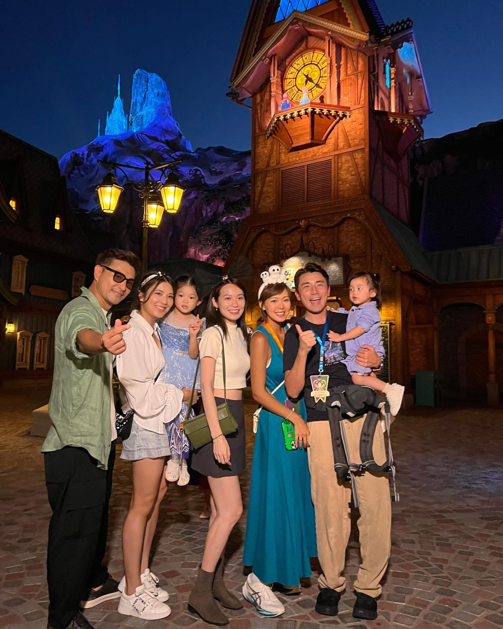 洪永城一家与陈展鹏一家及蔡洁日前到迪士尼玩，来个《香港人在北京》合照。