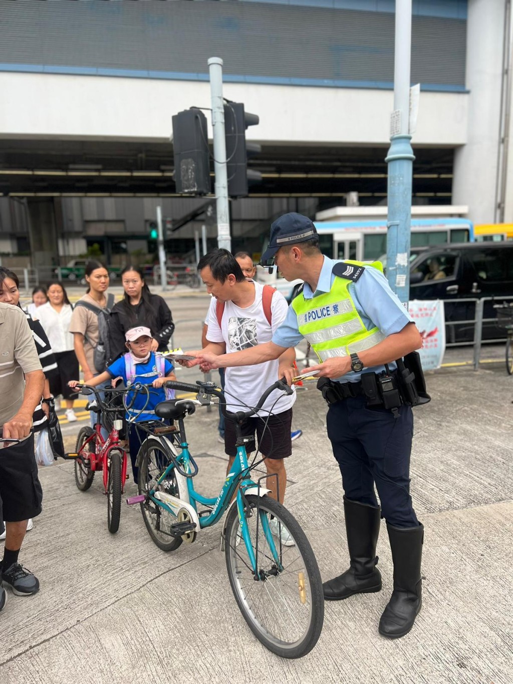 警方於新界北區內小學及幼稚園附近展開一連串的宣傳、教育活動，以不同形式提醒當區市民包括學生及家長，切勿使用任何非法可移動工具。警方提供