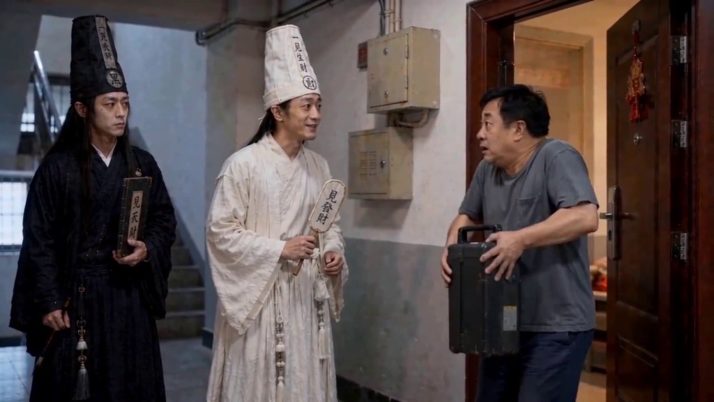 天津消防AI短剧爆红，黑白无常“接人变救人”，幽默拆解5大火灾禁忌。 天津消防
