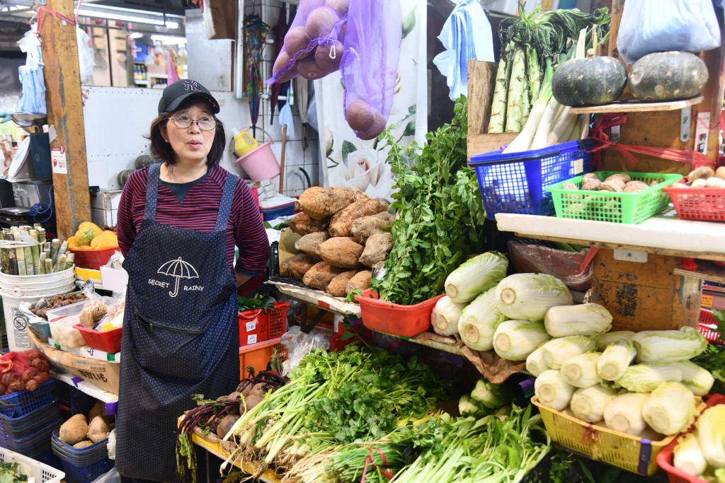 大埔墟街市菜檔負責人黃太表示，自通關後生意額大減，唯有見步行步。 徐裕民攝 