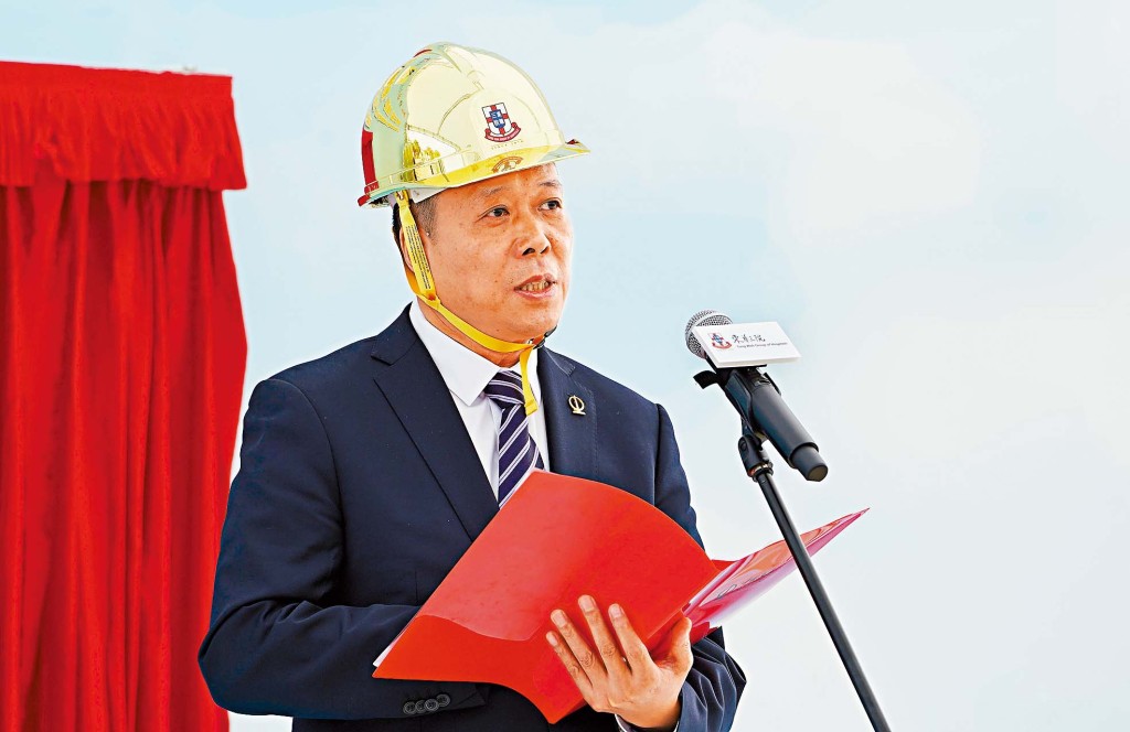 中國土木工程集團有限公司港澳分公司執行董事兼總經理郁蔥致辭。 中國土木工程集團有限公司港澳分公司執行董事兼總經理郁蔥致辭。