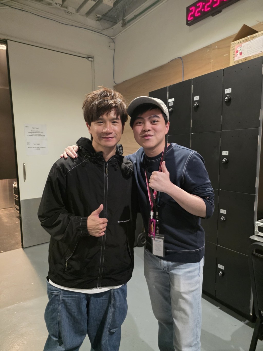 聲演Alex的靚聲男歌手梁釗峰（左）。