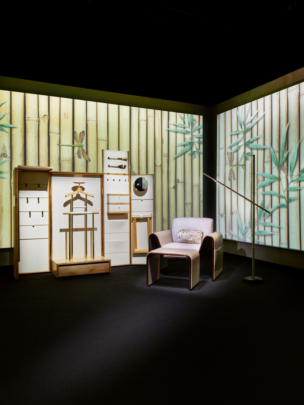 以竹子为主题的空间,放置卡纳莱托胡桃木的Sharon椅子,以及富复古色彩的Suite衣物架,营造古雅氛围。