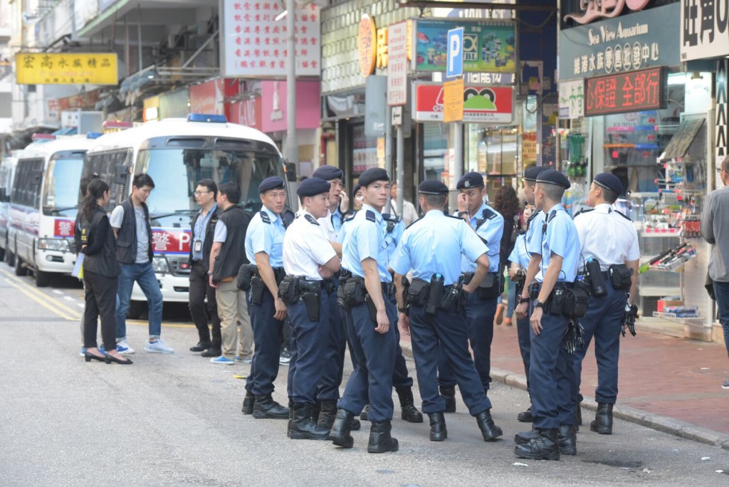 警方押送疑犯到旺角重組案情。黃文威攝