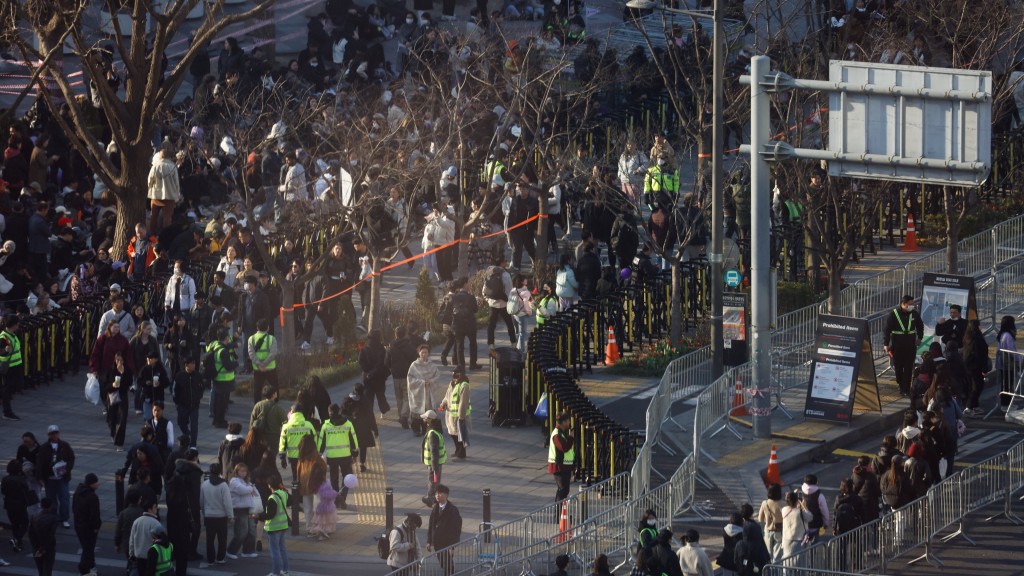 BTS光化门开唱,民众下午到场霸位。 路透社 BTS光化门开唱,民众下午到场霸位。 路透社