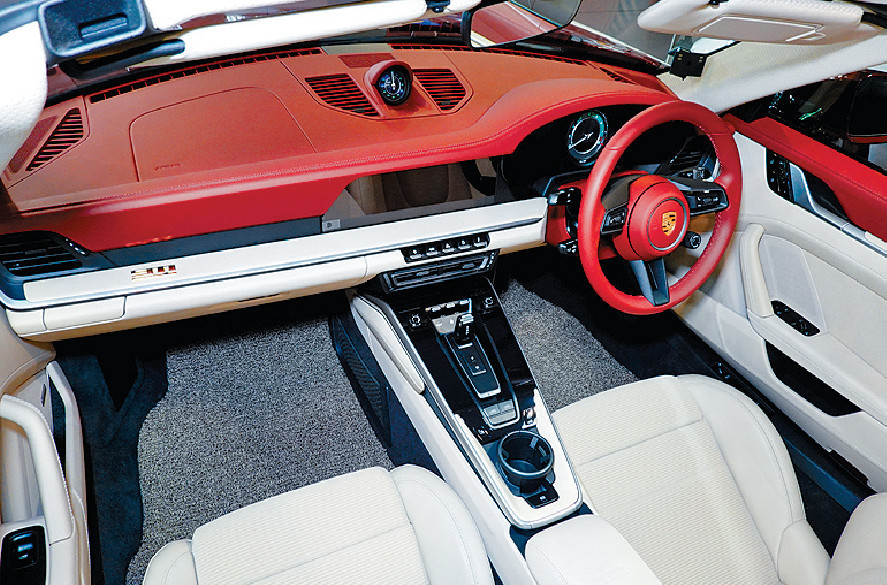 ■錶板及軚盤特別以酒紅色皮革包裹。 ■錶板及軚盤特別以酒紅色皮革包裹。