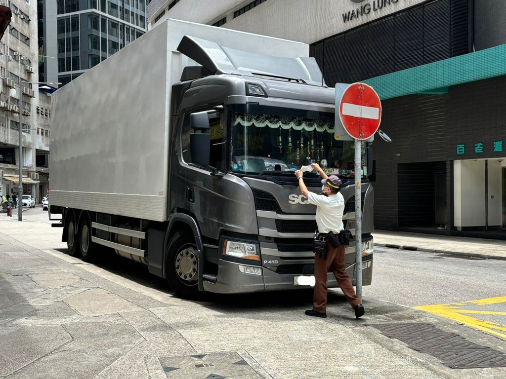 他表示體諒貨車司機難處,絕對同意在不影響道路安全和阻塞交通情況下可讓他們上落貨。 他表示體諒貨車司機難處,絕對同意在不影響道路安全和阻塞交通情況下可讓他們上落貨。